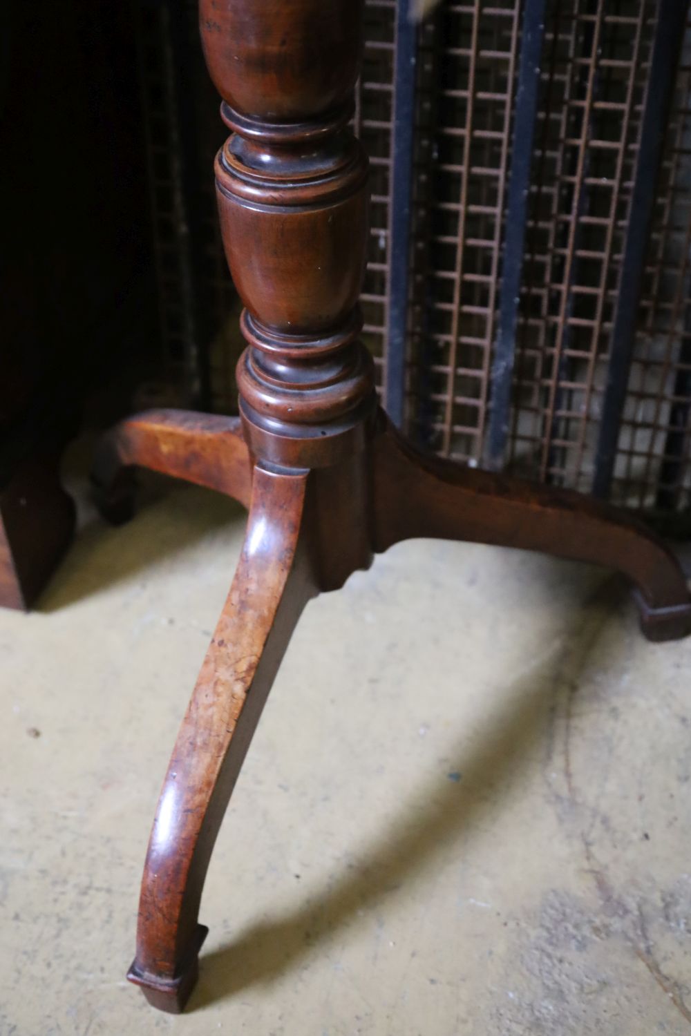 A George III mahogany circular tripod table, 46cm diameter, 68cm high